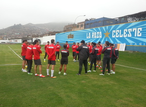 Temporada 13/14. Gira Perú. El plantel rojiblanco escucha la charla técnica de Simeone antes del comienzo del entrenamiento